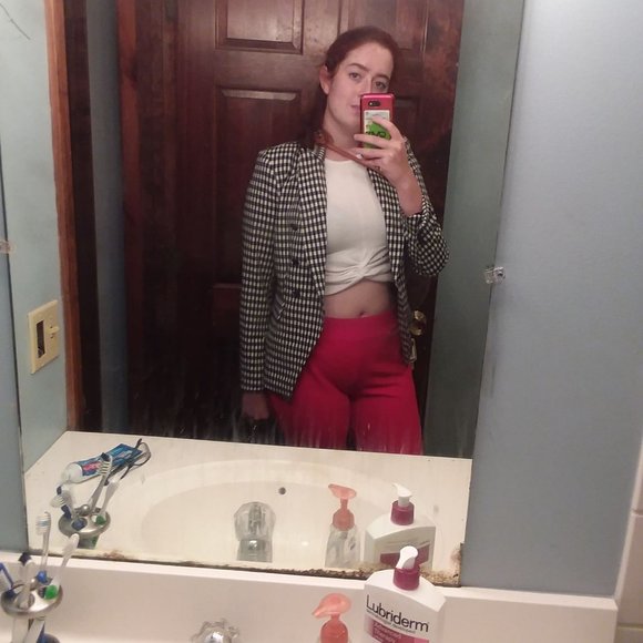 Meet your Posher, Brooke - Picture 2 of 5